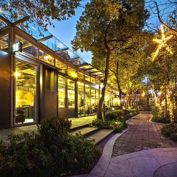 Verlichte restaurant met lange wandelpad — Stockfoto