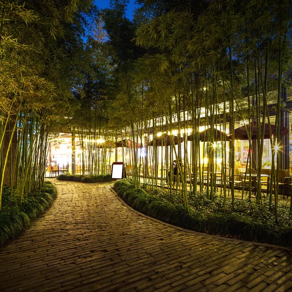 Illuminated restaurant with long footpath — Stock Photo, Image