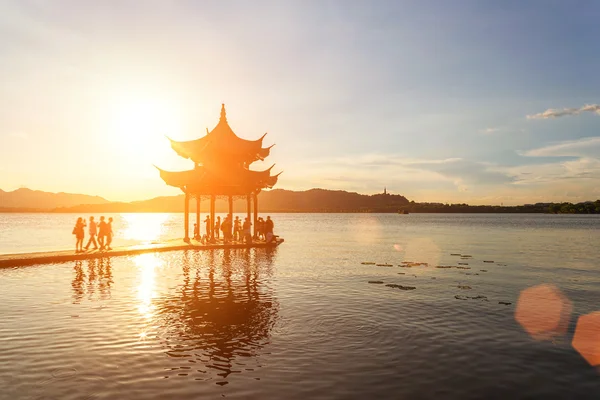 Ancien pavillon à hangzhou avec soleil couchant lueur — Photo