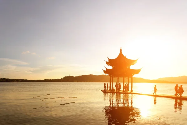 Antiguo pabellón en hangzhou con el resplandor de la puesta del sol — Foto de Stock