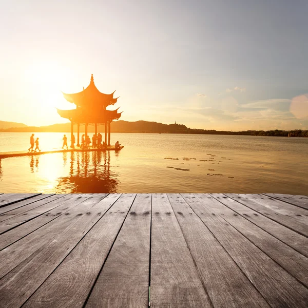 Ancien pavillon à hangzhou avec soleil couchant lueur — Photo