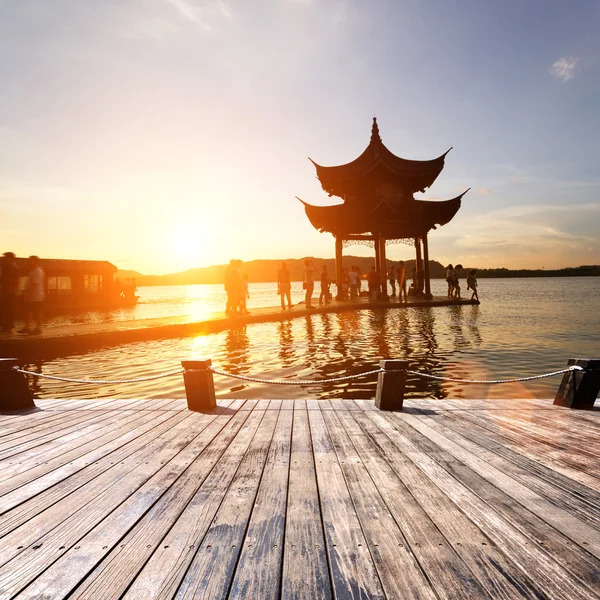 Antiguo pabellón en hangzhou con el resplandor de la puesta del sol — Foto de Stock