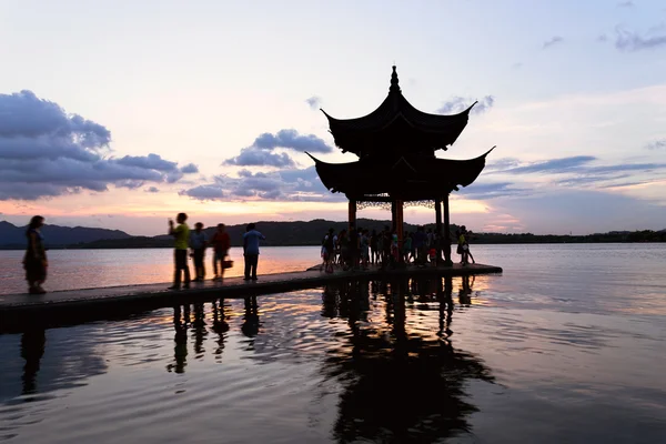Pavillon ved mørkets frembrud i vest sø hangzhou Kina - Stock-foto