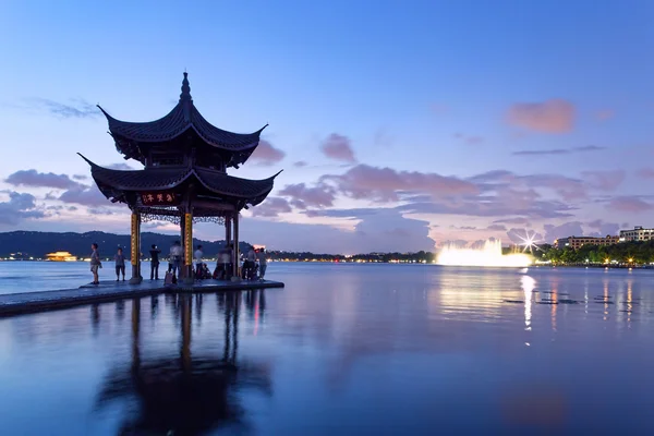 夕暮れ西湖杭州中国パビリオンします。 — ストック写真