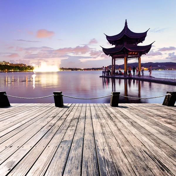 V Čína hangzhou jezero západ pavilonu za soumraku — Stock fotografie