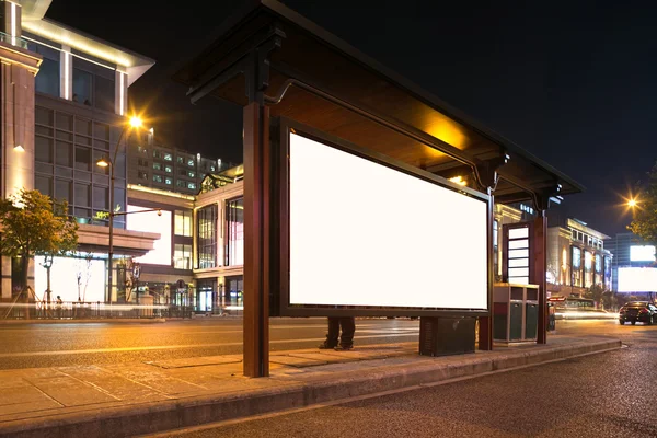 Busstationen på natten — Stockfoto