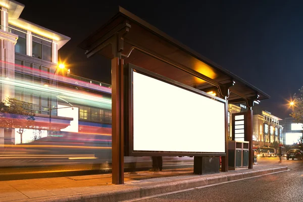 Cartellone bianco alla fermata dell'autobus di notte — Foto Stock