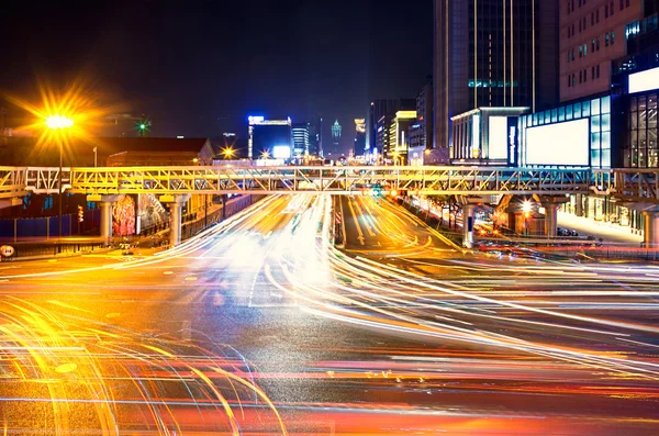 Los senderos de luz en el fondo del edificio moderno —  Fotos de Stock