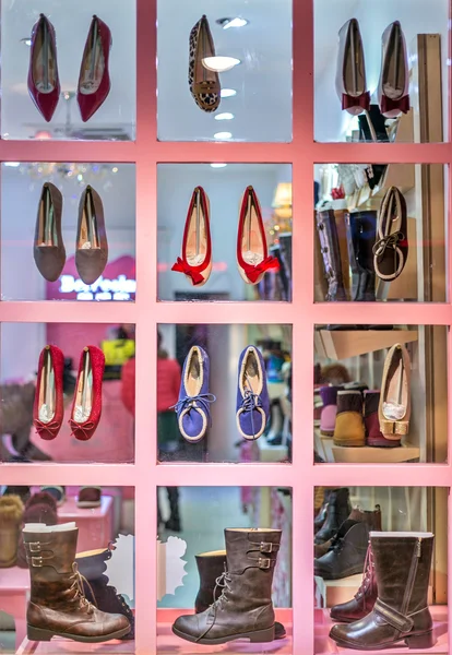 Sapatos na boutique moderna — Fotografia de Stock