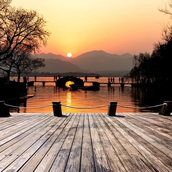 Most přes jezero západ — Stock fotografie