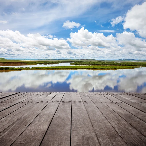 Letni krajobraz z rzeką i błękitnym niebem — Zdjęcie stockowe