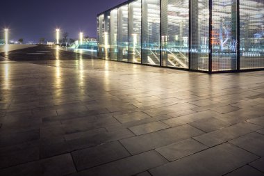 Metro alışveriş merkezi girişinde