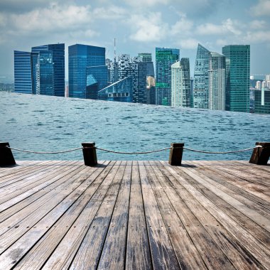 Yüzme Havuzu ve şehir sahne