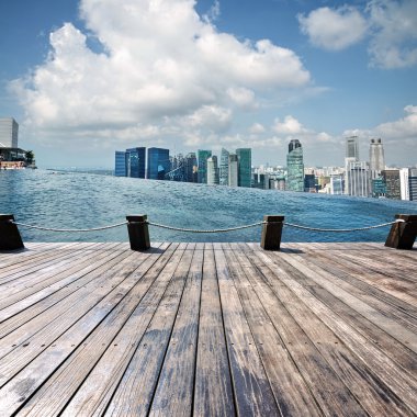 Yüzme Havuzu ve şehir sahne