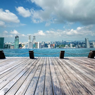 Yüzme Havuzu ve şehir sahne