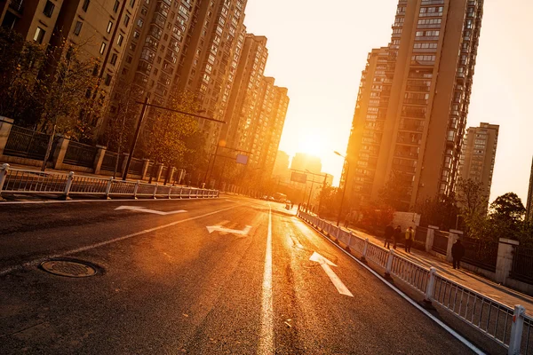 Straße und Gebäude mit Sonnenuntergang — Stockfoto