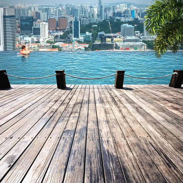 Piscina e cena da cidade — Fotografia de Stock