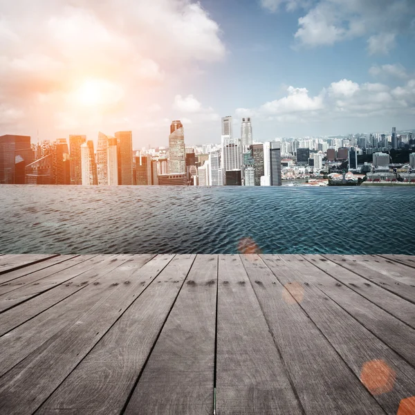 Piscina e scenario della città — Foto Stock