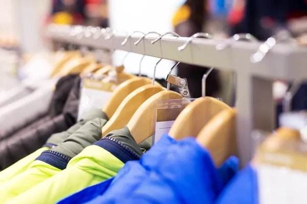 Abbigliamento moda su appendini — Foto Stock