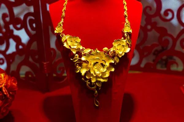 Hermoso collar de oro — Foto de Stock