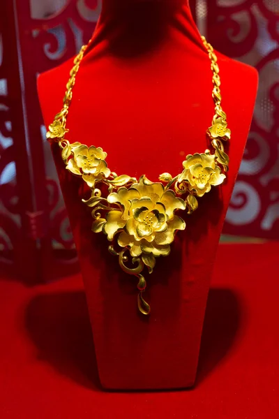 Belo colar de ouro — Fotografia de Stock