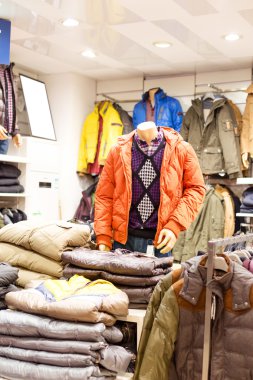 Moda mağazasının içi. 