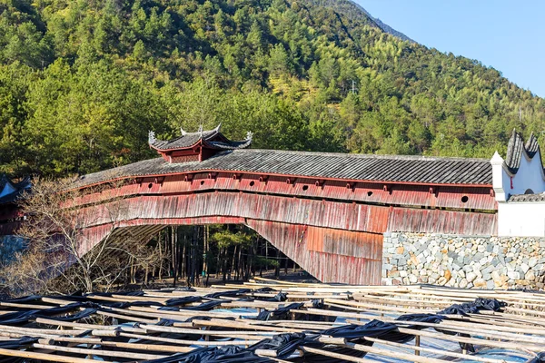 Pabellón oriental puente del pueblo de China —  Fotos de Stock