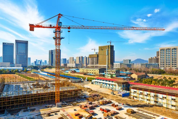 Construction activity of a tall skyscraper — Stock Photo, Image