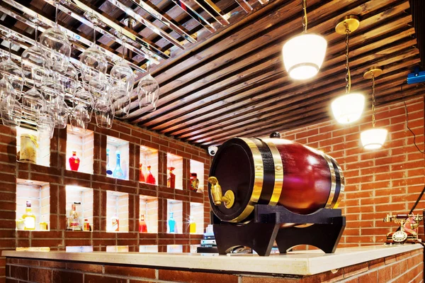 Klasik bar counter olan şarap meşe fıçı — Stok fotoğraf
