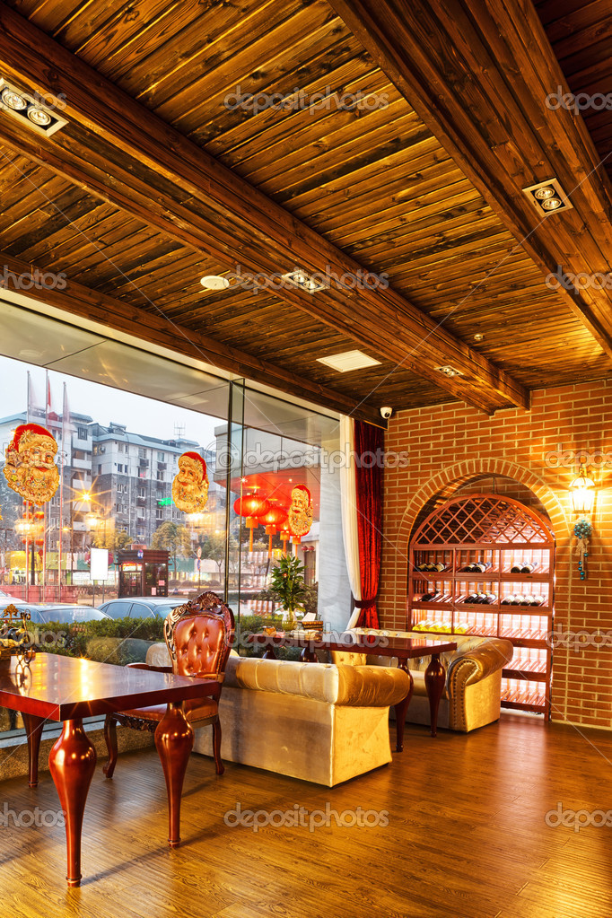 bodem compleet punt Restaurant met wijn decoratie ⬇ Stockfoto, rechtenvrije foto door ©  zhudifeng #42227403