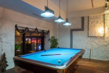 Çağdaş iç, oturma odası ile bir snooker tablo 