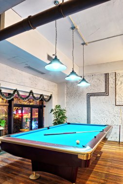 Çağdaş iç, oturma odası ile bir snooker tablo 