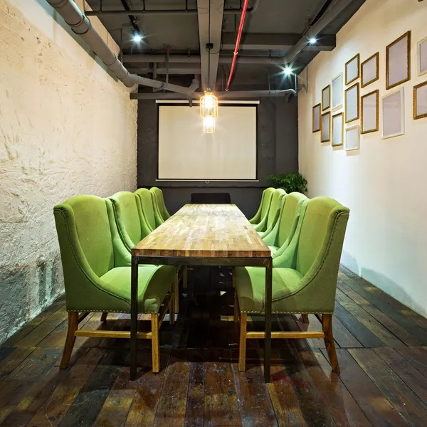 Sala riunioni e tavolo da conferenza vuoti — Foto Stock