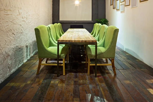 Table de conférence et chaises dans la salle de réunion — Photo