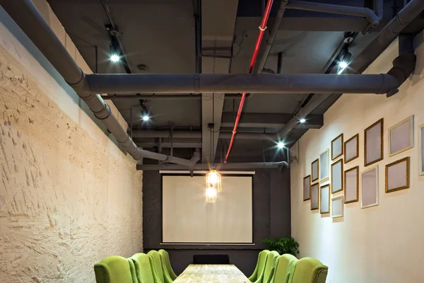 Table de conférence et chaises dans la salle de réunion — Photo