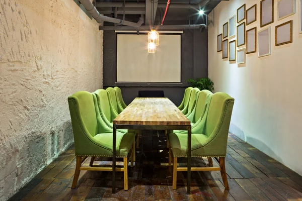 Mesa de conferencias y sillas en la sala de reuniones — Foto de Stock