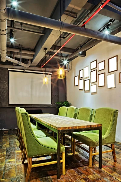 Mesa de conferencias y sillas en la sala de reuniones — Foto de Stock