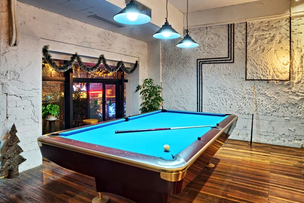 Interior contemporâneo, sala de estar com mesa de snooker — Fotografia de Stock