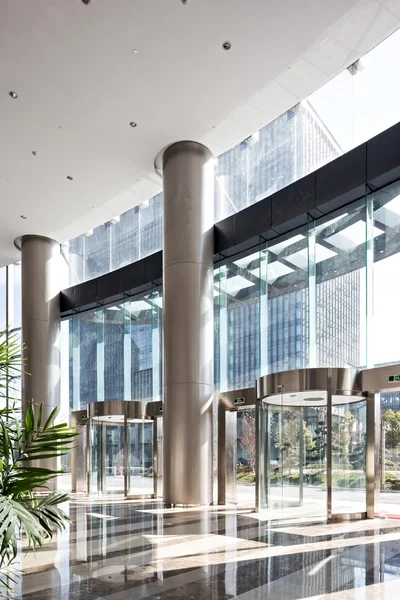 boş salonda modern ofis binası. 
