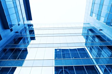 Şehirdeki gökdelenlerin modern cam siluetleri 