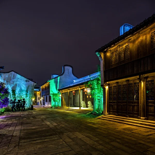 Scène nocturne du bâtiment traditionnel près de la rivière — Photo