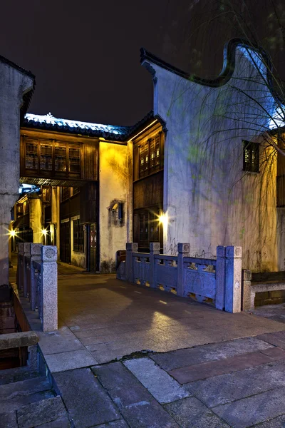 Escena nocturna del edificio tradicional cerca del río — Foto de Stock