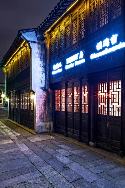 Night scene of traditional building near the river — Stock Photo, Image