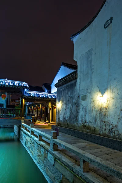 Scène nocturne du bâtiment traditionnel près de la rivière — Photo