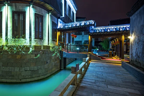 Nachtscène van traditioneel gebouw in de buurt van de rivier — Stockfoto