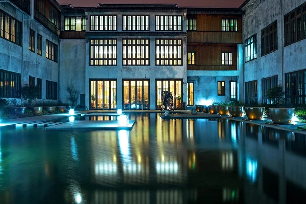 Geleneksel bina yakınındaki nehrin gece sahne — Stok fotoğraf