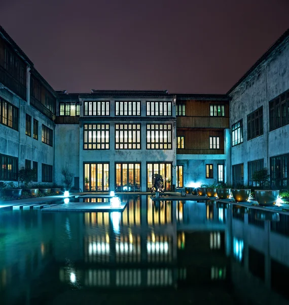 Scène nocturne du bâtiment traditionnel près de la rivière — Photo