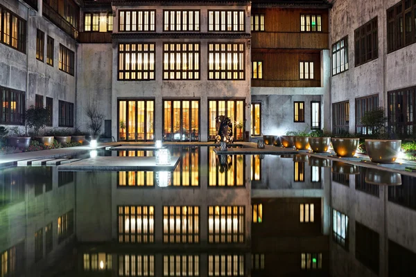 Nachtscène van traditioneel gebouw in de buurt van de rivier — Stockfoto