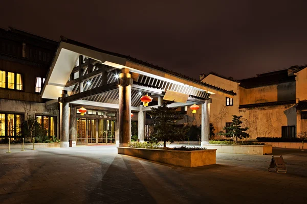 Scène nocturne du bâtiment traditionnel près de la rivière — Photo