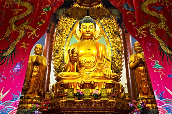 Buda de oro en el templo —  Fotos de Stock